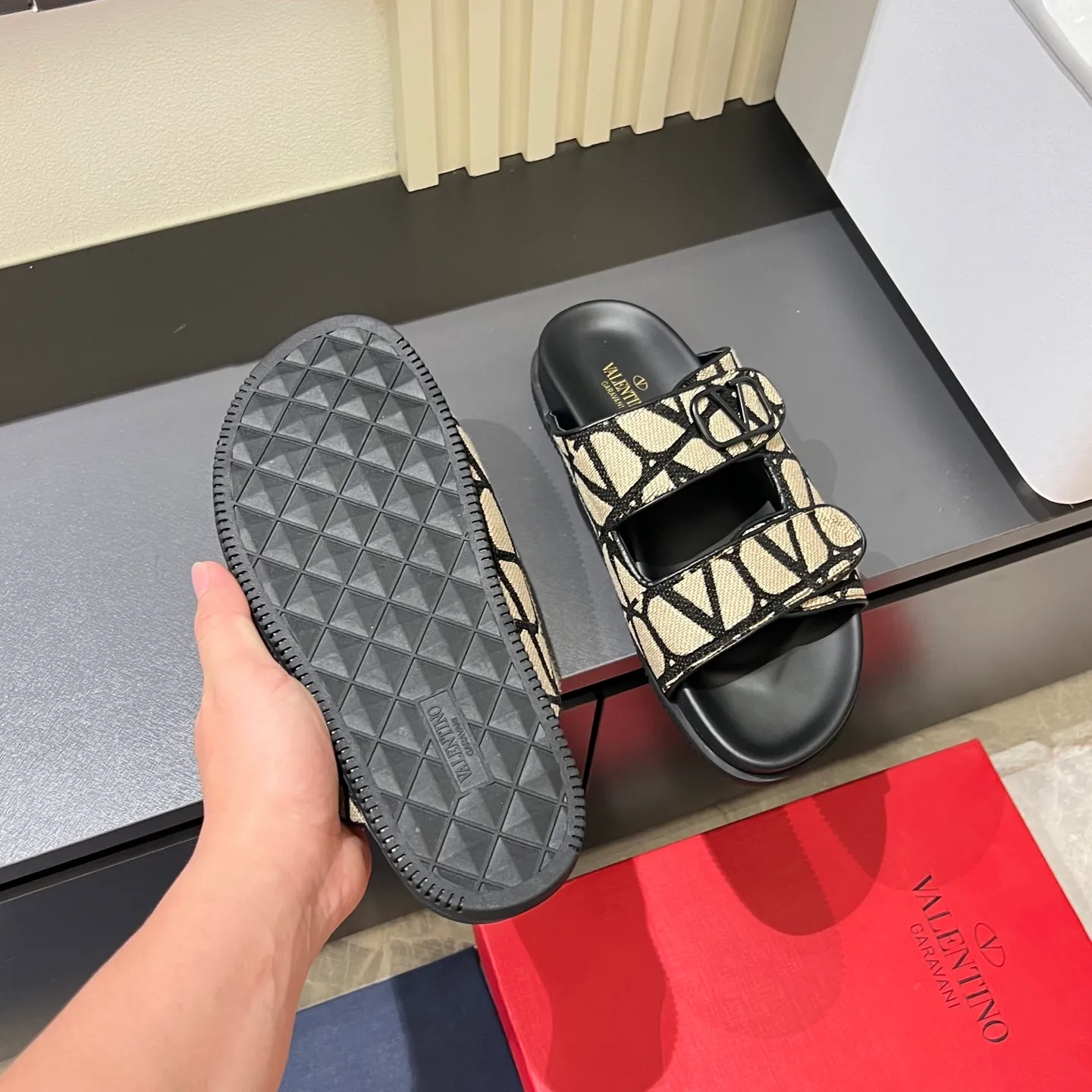 p300《VALENTINO》Warren Men🧍‍♂️Spring and Summer New Style. Cowhide logo flat slippers, elegant sandals, the same style worn by celebrities, original molding, imported calfskin. Rubber outsole. Soft and durable, full set of counter packaging, 38-44!